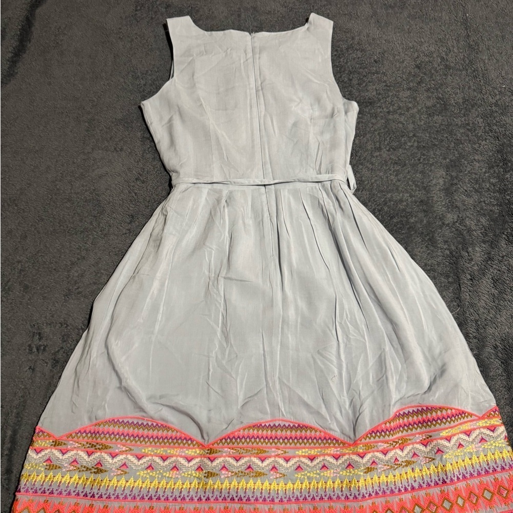 BCBGMaxAzria Light Gray Dress with Vibrant Hem. 🌹🩵 NEW WITHOUT TAG 🩵🌹 - Picture 2 of 10